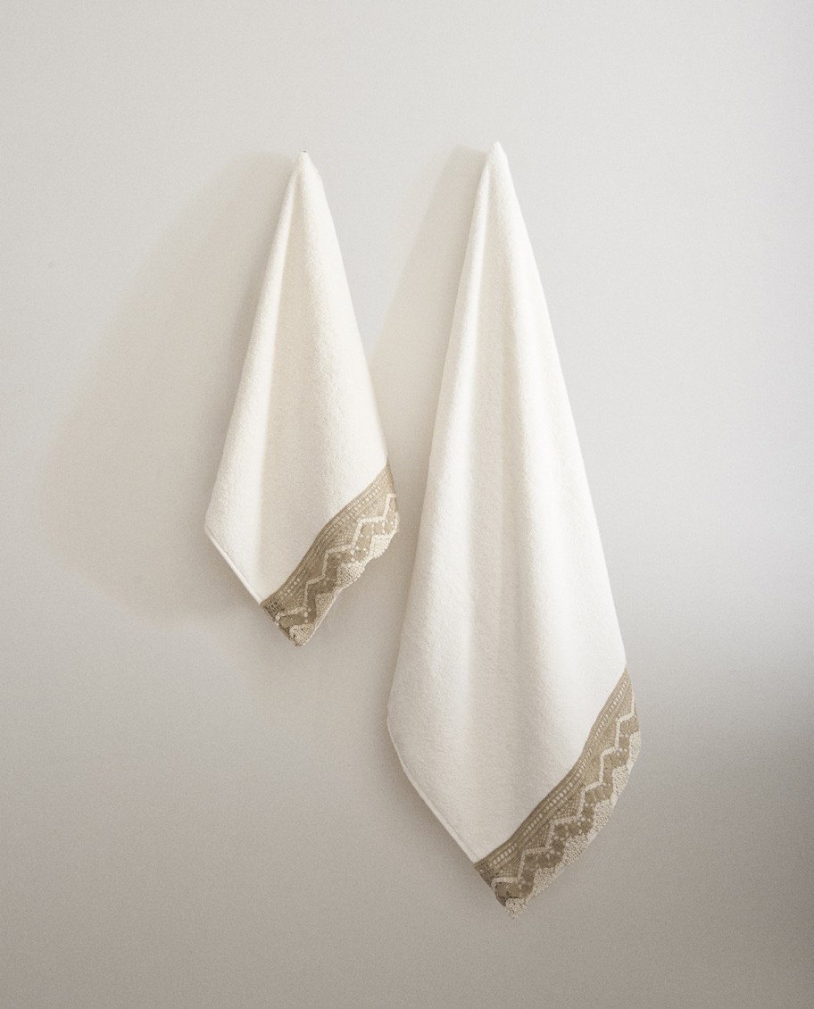 Elegante Toalla con Cenefa Puntilla | Tobo