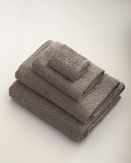 Toalla de Baño Básica de Algodón 600g | Tobo