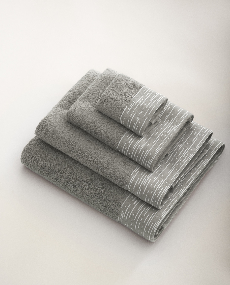 Toalla de Baño Cenefa Lluvia 600g | Suavidad y Absorción